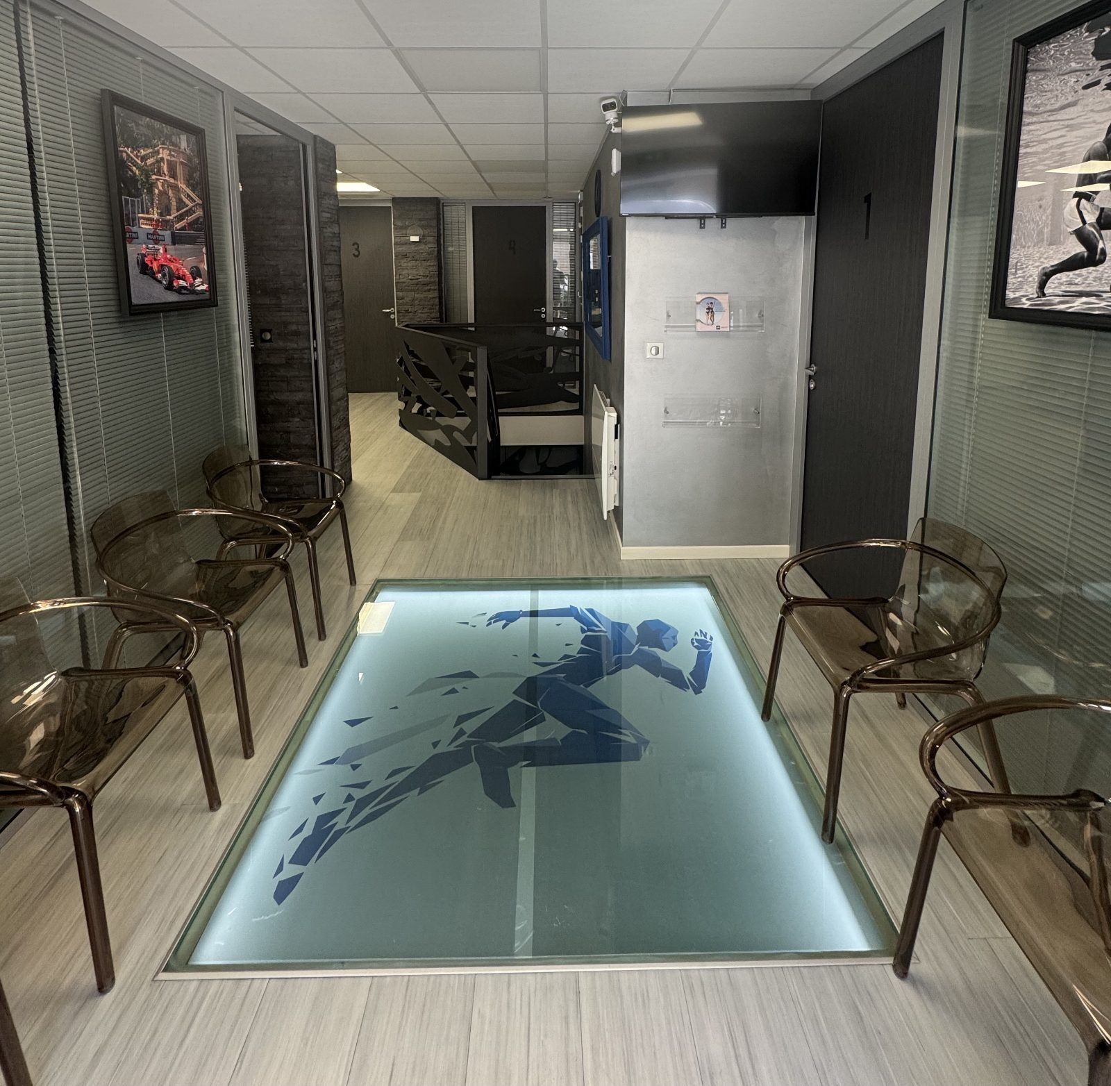 Salle d'attente et dalle de verre rétroclairée