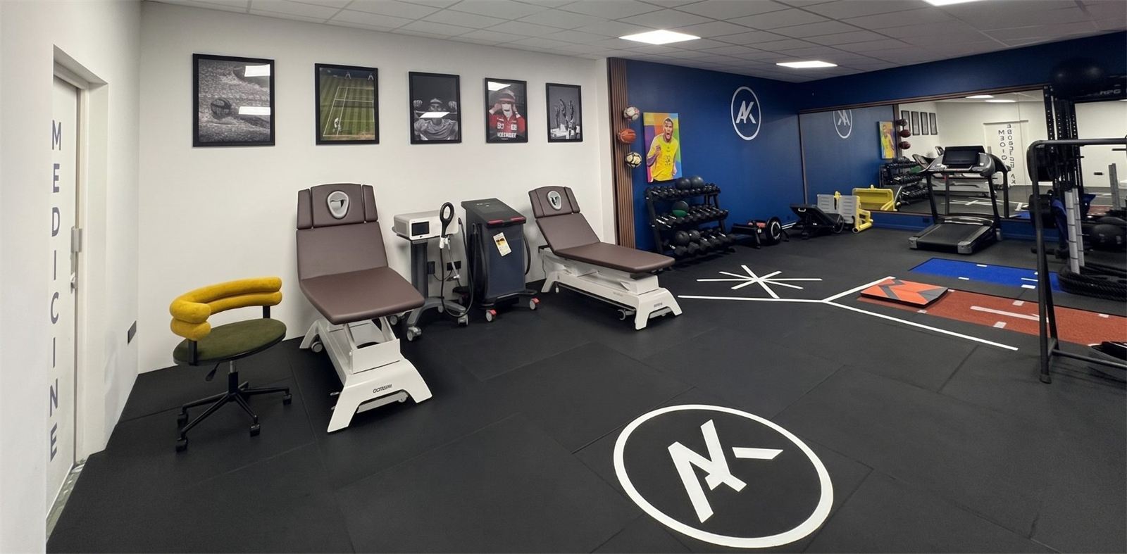 Espace de soin : deux tables Gymna ouvertes sur le plateau